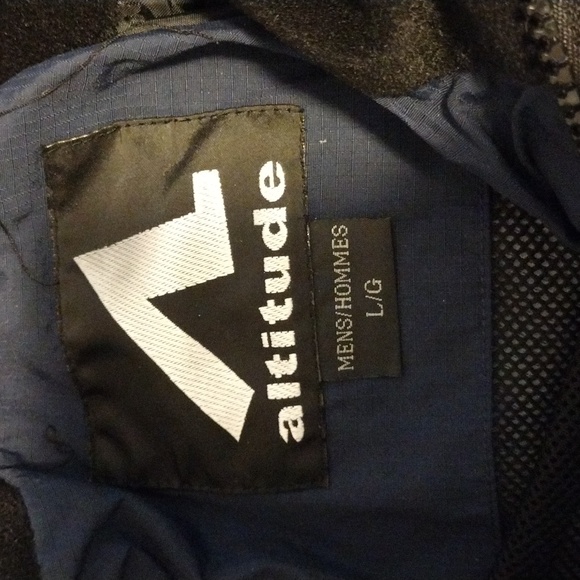 Water proof/ windbreaker Altitude - Picture 2 of 4